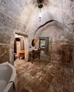 于尔居普ROCA CAPPADOCIA的带淋浴和浴缸的浴室