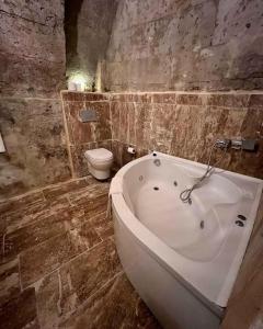 于尔居普ROCA CAPPADOCIA的带浴缸和卫生间的浴室。