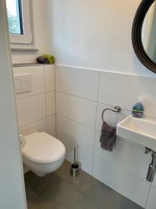 维埃尔姆多夫Ruheoase mitten in der Natur的白色的浴室设有卫生间和水槽。