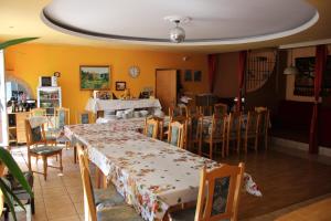 ŚwidnicaGospodarstwo Agroturystyczne Agroletnica的一间带桌椅的用餐室和一间带黄色墙壁的房间