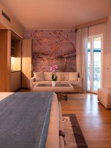 东塞斯特里Miramare Suites的一间卧室设有一张床和一间客厅。