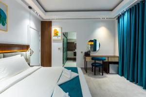 TrâpeăngSS Villa & Resort的配有一张床和一张书桌的酒店客房