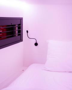 阿姆斯特丹THIS HO(S)TEL的卧室配有一张挂有鼠标的床铺
