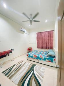 昔加末Rawyna homestay segamat的一间卧室配有一张床和吊扇