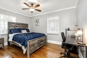 底特律Stylish, Tranquil & Comfy ~ Queen Beds ~ Pkg的一间卧室配有一张床和吊扇