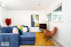 埃德蒙顿Executive Home - Long Stays Welcome - Garage Parking - Free WiFi & Netflix的客厅配有蓝色的沙发和椅子