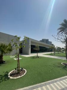 迪拜MAG 565, Boulevard, Dubai South, Dubai的草场上两棵树的建筑
