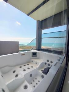 马六甲Imperio Homestay Private Bathtub-FreeParking & Wifi的海景浴缸