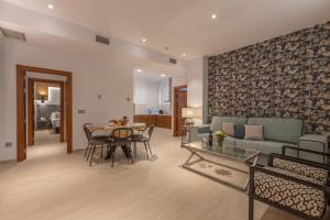 格拉纳达BiBo Suites San Agustín的客厅配有沙发和桌子