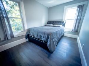 尼亚加拉瀑布The Blue Chip Villa的卧室配有床,位于带2个窗户的房间