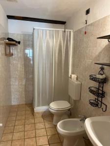 雷梅斯-诺特雷-达梅阿特米西亚旅馆的带淋浴、卫生间和盥洗盆的浴室