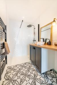 安德诺莱斯贝恩MAISON SWANNEL - Cosy & Spa的浴室设有玻璃淋浴间和带镜子的梳妆台
