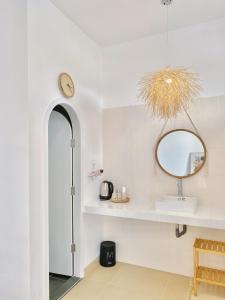 芹苴LASAOMA HOMESTAY的一间带水槽和镜子的浴室