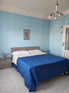 San Ferdinando di PugliaLa Casa della Nonna Francesca的蓝色的卧室,配有一张蓝色墙壁的床