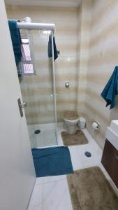 大普拉亚113 SOL & MAR I com VARANDA - 1 dormitório - Canto do FORTE - 300 m da Praia e 20m da Avenida dos Barzinhos - ESTACIONAMENTO gratuito e WI Fi 300mbytes com TV a cabo - ap113的浴室配有淋浴和卫生间。