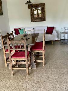 滨海托萨Villa in Tossa de Mar (Santa María de Llorell)的一间带桌椅和沙发的用餐室