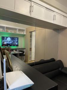 马尼拉Whole Condo with Pool Great for Staycation的客厅配有黑桌和沙发