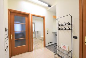 韦尔切利VERCELLI CENTRO的走廊上设有通往浴室的门
