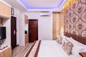 马累Summer Beach Maldives的一间酒店客房,配有一张床和一台电视