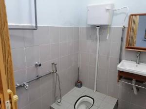 巴佐SMART 2.0 Homestay Pantai Kemayang Bachok的一间带卫生间和水槽的浴室