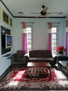 巴佐SMART 2.0 Homestay Pantai Kemayang Bachok的带沙发和咖啡桌的客厅