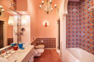 圣安格塔苏德格尔夫顿阿尔丰索1890精品酒店的带浴缸、卫生间和盥洗盆的浴室