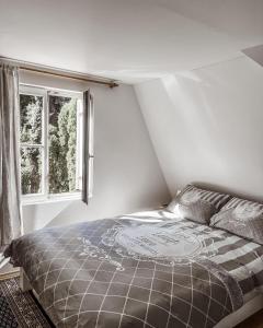 维索科Holiday Home Amila的一间卧室设有一张床和一个窗口