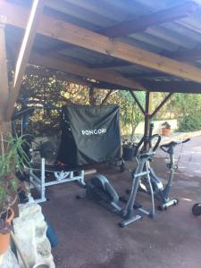 旺斯Villa ANOLPA的一个带帐篷和一些健身器材的健身房
