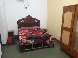 庞普勒穆斯Villa Pointe Aux Piments的一间卧室配有床,床上装有被子