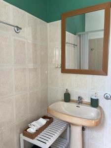 莫托拉Casa das Laranjeiras的一间带水槽和镜子的浴室