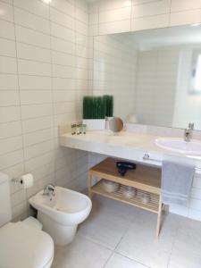 萨洛夫雷Villa Lía by SunHousesCanarias的白色的浴室设有卫生间和水槽。