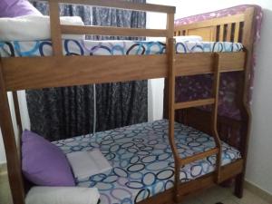 蒙巴萨Lyneks Cosy Apartment的客房内的两张双层床