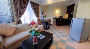 迪沙鲁D'Vista Residenz in Lotus Desaru Beach Resort的客厅配有沙发和桌子