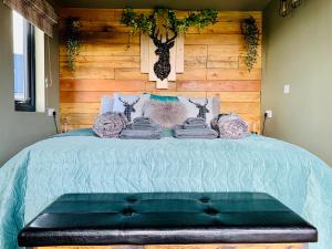 邓韦根Coral Cabins的一间卧室配有一张木墙床