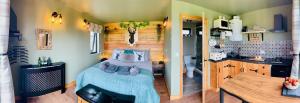 邓韦根Coral Cabins的一间卧室配有床,一间厨房位于客房内