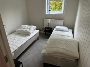 博伦厄Lärkan21 Tvisegatan 24C的小房间设有两张床和窗户