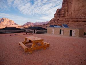 瓦迪拉姆Desert Mars Camp & Tours的野餐桌和沙漠中的建筑物