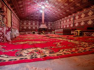 瓦迪拉姆Desert Mars Camp & Tours的一间大房间,地板上铺有红色地毯