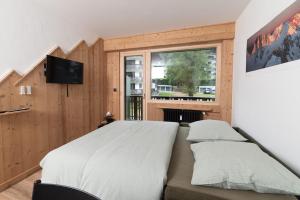 夏蒙尼-勃朗峰Charmant Studio tout confort au Brévent-Chamonix的一间卧室设有一张大床和一个窗户。