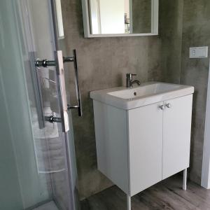 Sonnenheim的浴室配有白色水槽和淋浴。