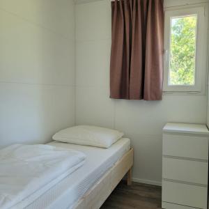 Sonnenheim的一间小卧室,配有床和窗户