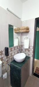 浦那Casa - By Great Impressions的浴室设有白色水槽和镜子