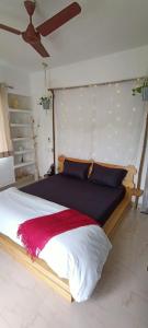 浦那Casa - By Great Impressions的一间卧室配有一张带红色毯子的大床