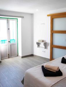 蒂亚斯Typical Canarian house with fabulous sea views的一间白色的房间,配有床和门