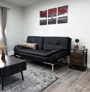 安克雷奇Anchorage midtown apartment- Wyoming 1的客厅配有黑色沙发和桌子
