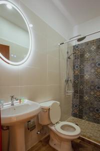 Lower Princeʼs QuarterJuly AirBnB的一间带卫生间、水槽和镜子的浴室