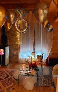 KremnaPlaninska kuća Isiteo的一间设有金色气球和鲜花桌的房间
