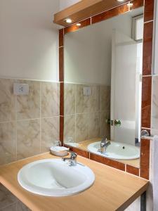 齐克拉约啦珀萨达德尔恩吉勒斯酒店的浴室设有白色水槽和镜子