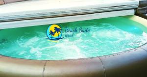 亚实基伦Private Jacuzzi Garden Beach Suite, Gym, 3 Min Walk To Beach דירת גקוזי ספא גינה ענקית 3 דקות הליכה לים וחדר כושר的水池上的一扇窗户,上面贴着标签