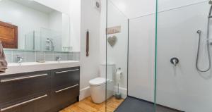 奥玛鲁Braemar House的一间带卫生间和玻璃淋浴间的浴室